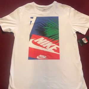 Nike T-Shirt NWT